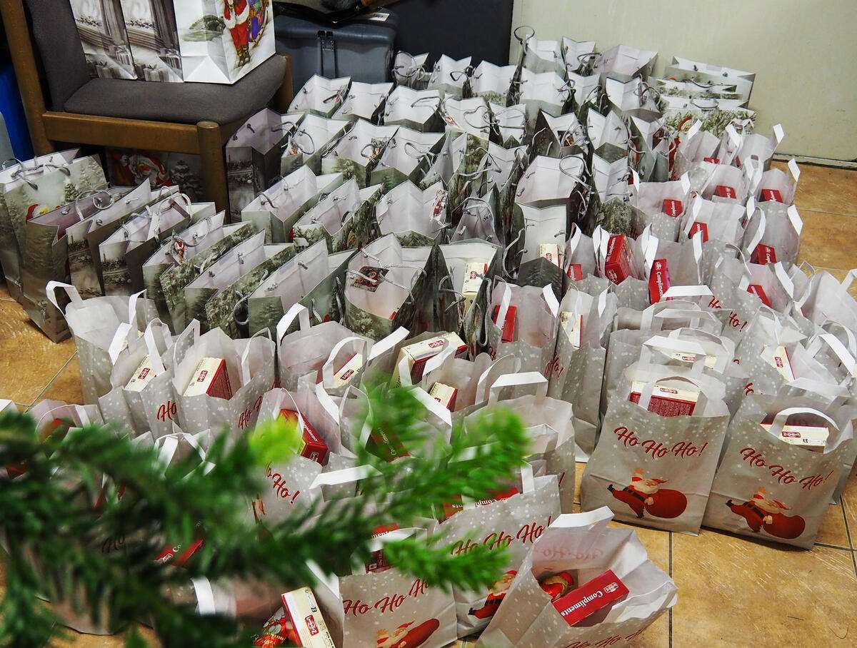 Zahlreiche gefüllte Geschenktüten standen bereit